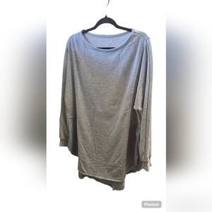 gray and light blue raw edge long sleeve high low top sz M